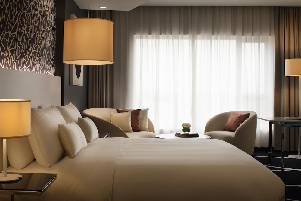 غرفة تنفيذية بسرير كينج مع دخول الصالة، Radisson Blu Lagos Ikeja 2/3