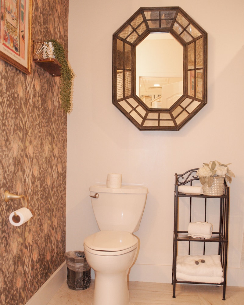 Paris, King Bed، 5th East Hall Bed Breakfast 6/7