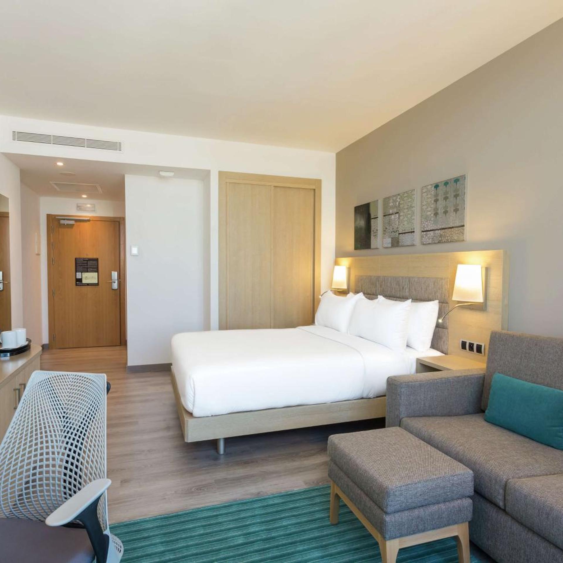 غرفة عائلية بسرير كوين بإطلالة على البحر مع أريكة، Hilton Garden Inn Tanger City Center 3/7