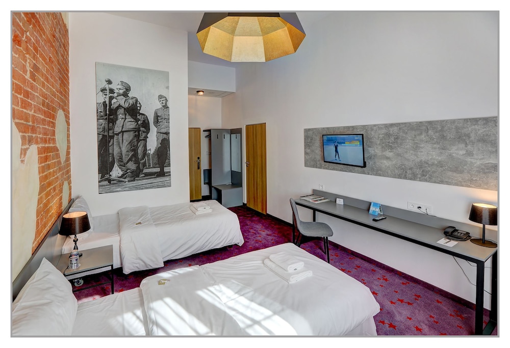 ROOM, TWIN BEDS