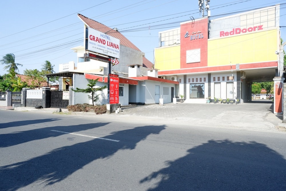RedDoorz Plus near Stadion Wijaya Kusuma 1/22