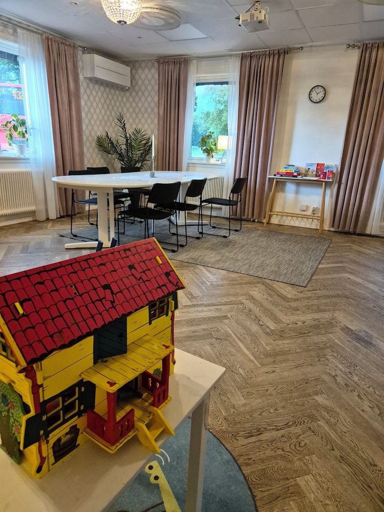 Smålandsstenar Hotell 35/37