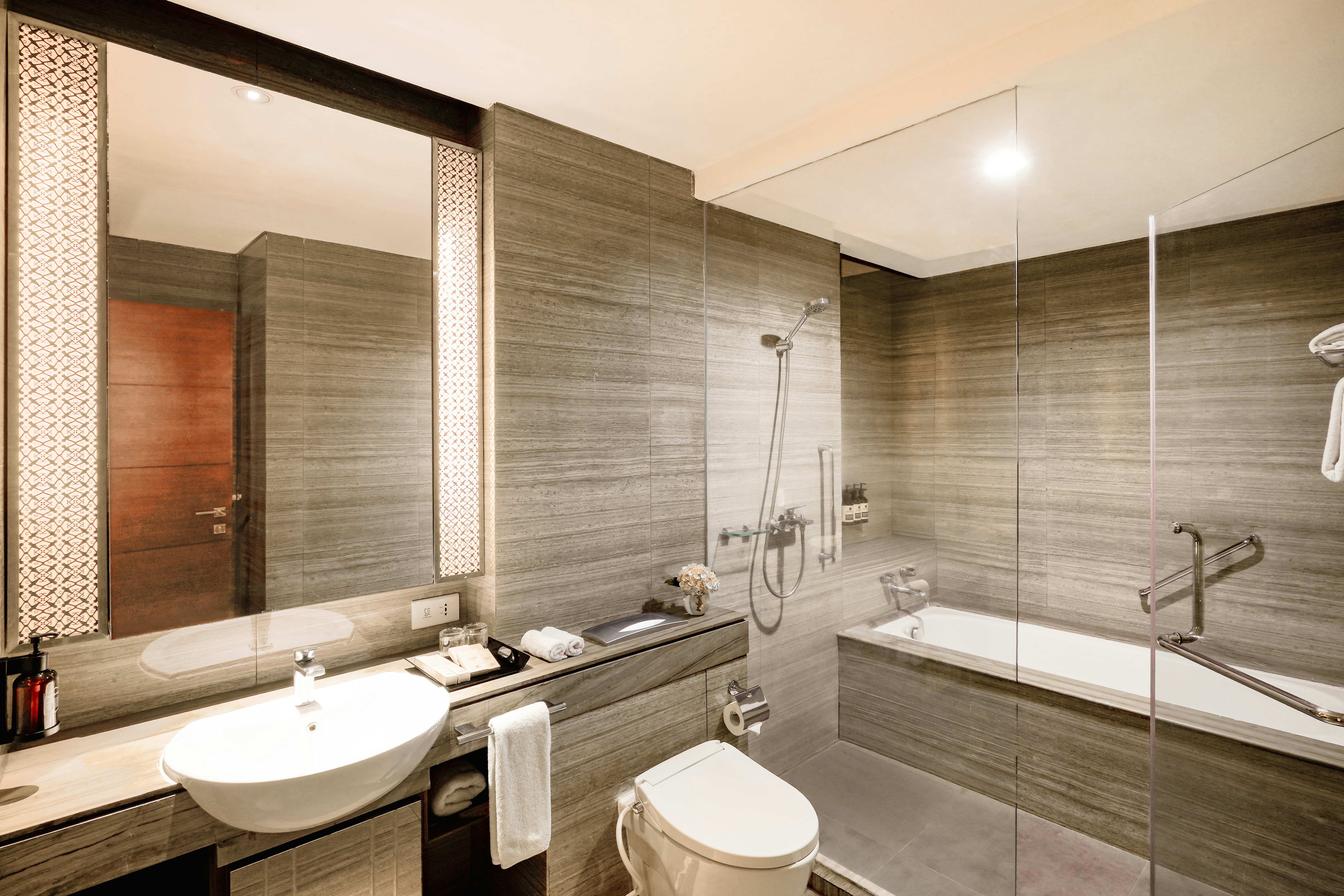 ASCOTT WATERPLACE SURABAYA 67/74