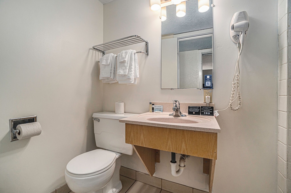 2 Bedrooms, 3 Queen Beds, 2 Bathrooms, Travelodge by Wyndham Traverse City MI 8/10