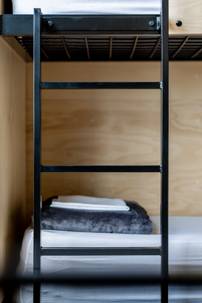 Bunk Backpackers 32/50