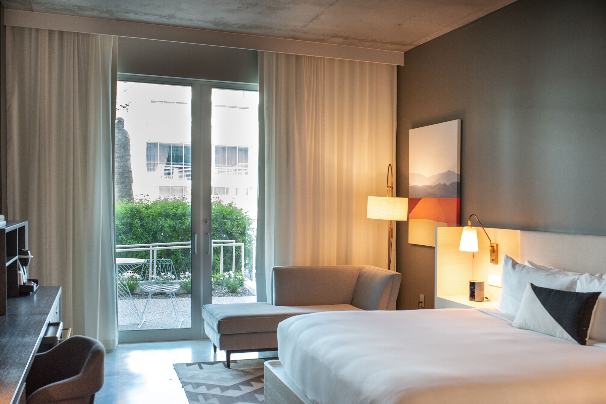 Premium, Cabana, King Bed, Accessible، Mountain Shadows 2/10