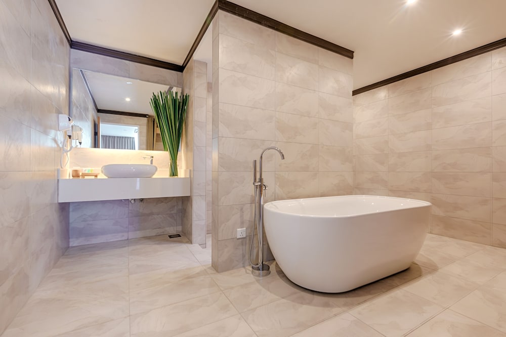 Lot 33 Boutique Hotel 46/50