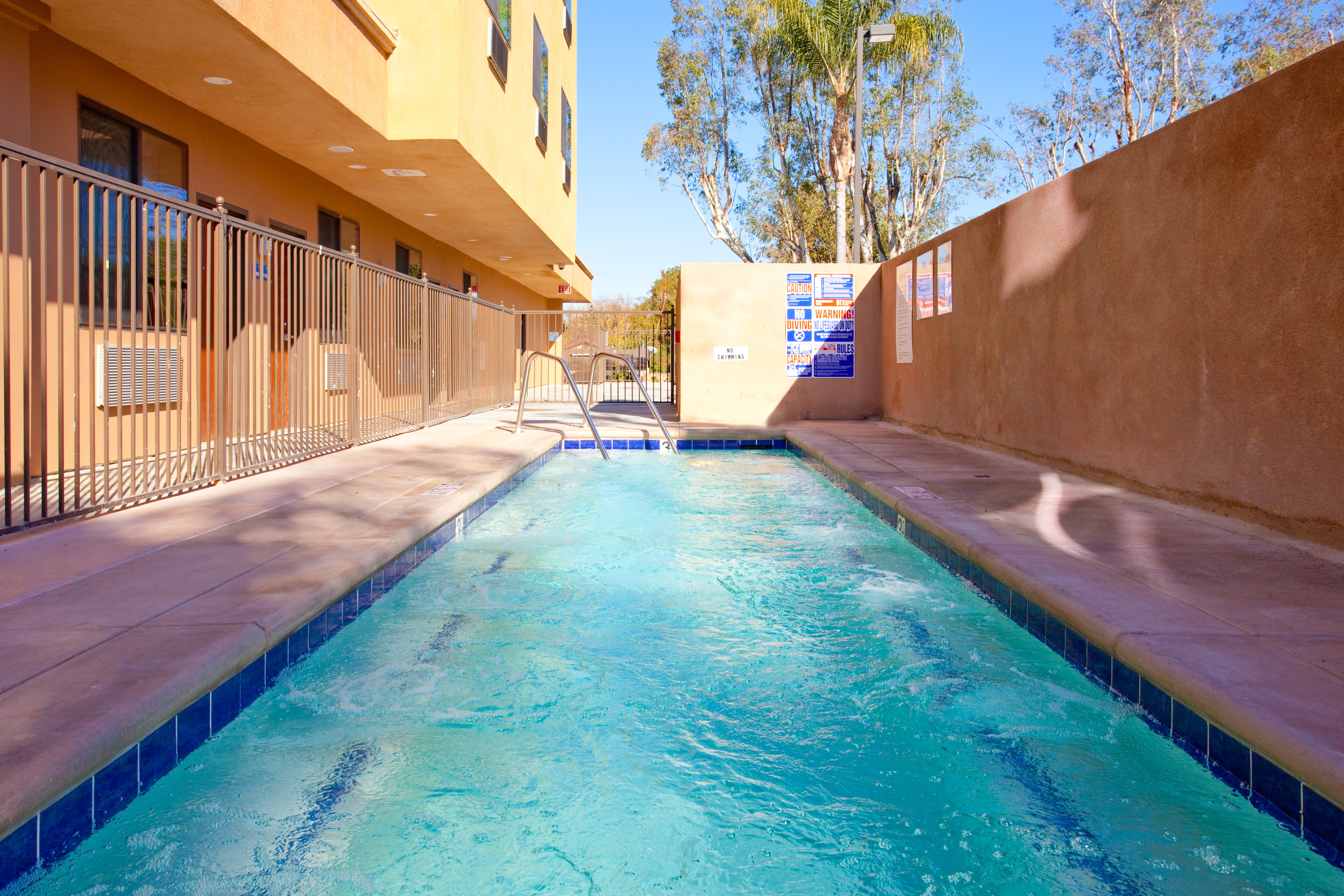 Holiday Inn Express Hotel And Suites Woodland Hills 52/52
