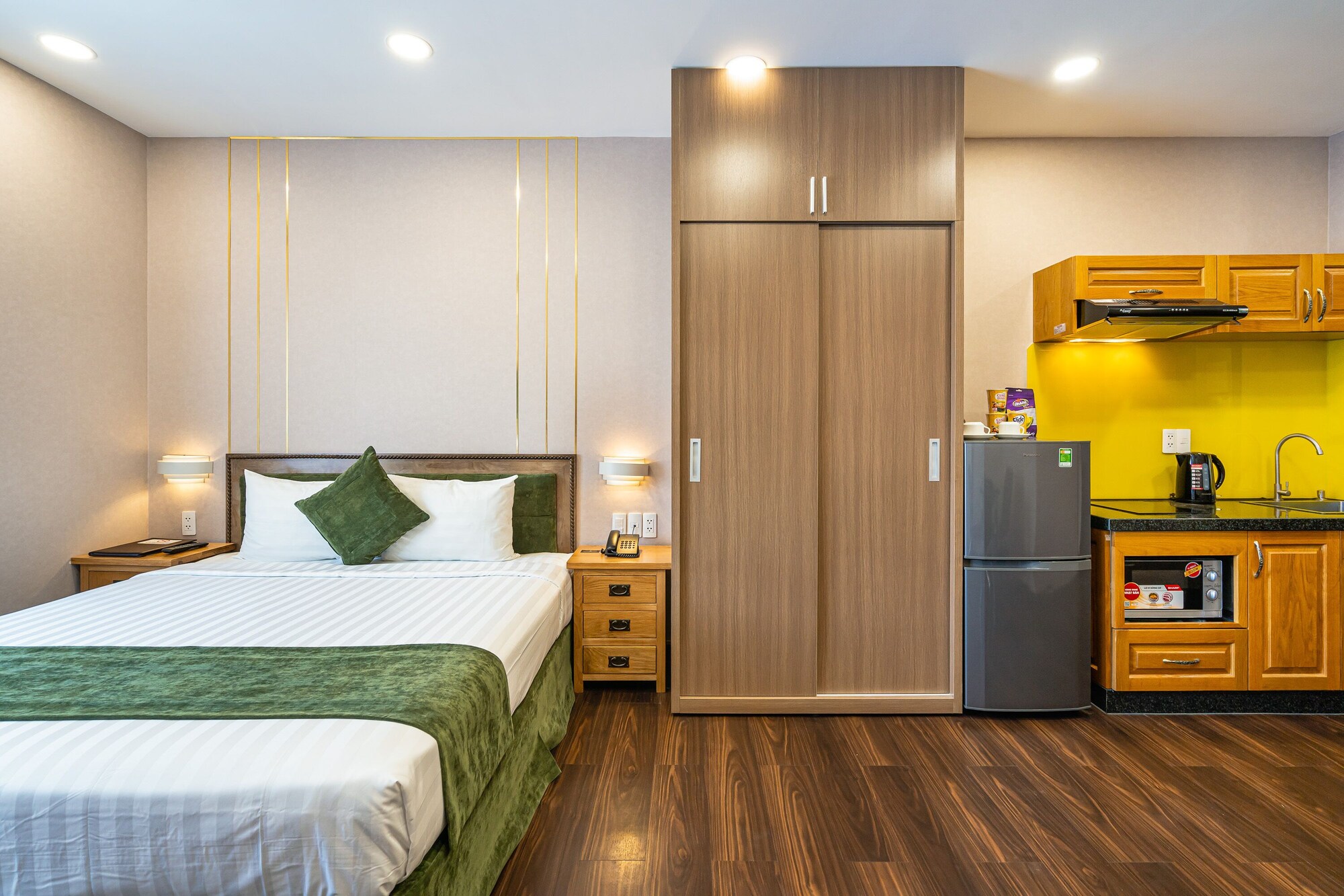 BASIC, STUDIO, QUEEN BED, CITY VIEW