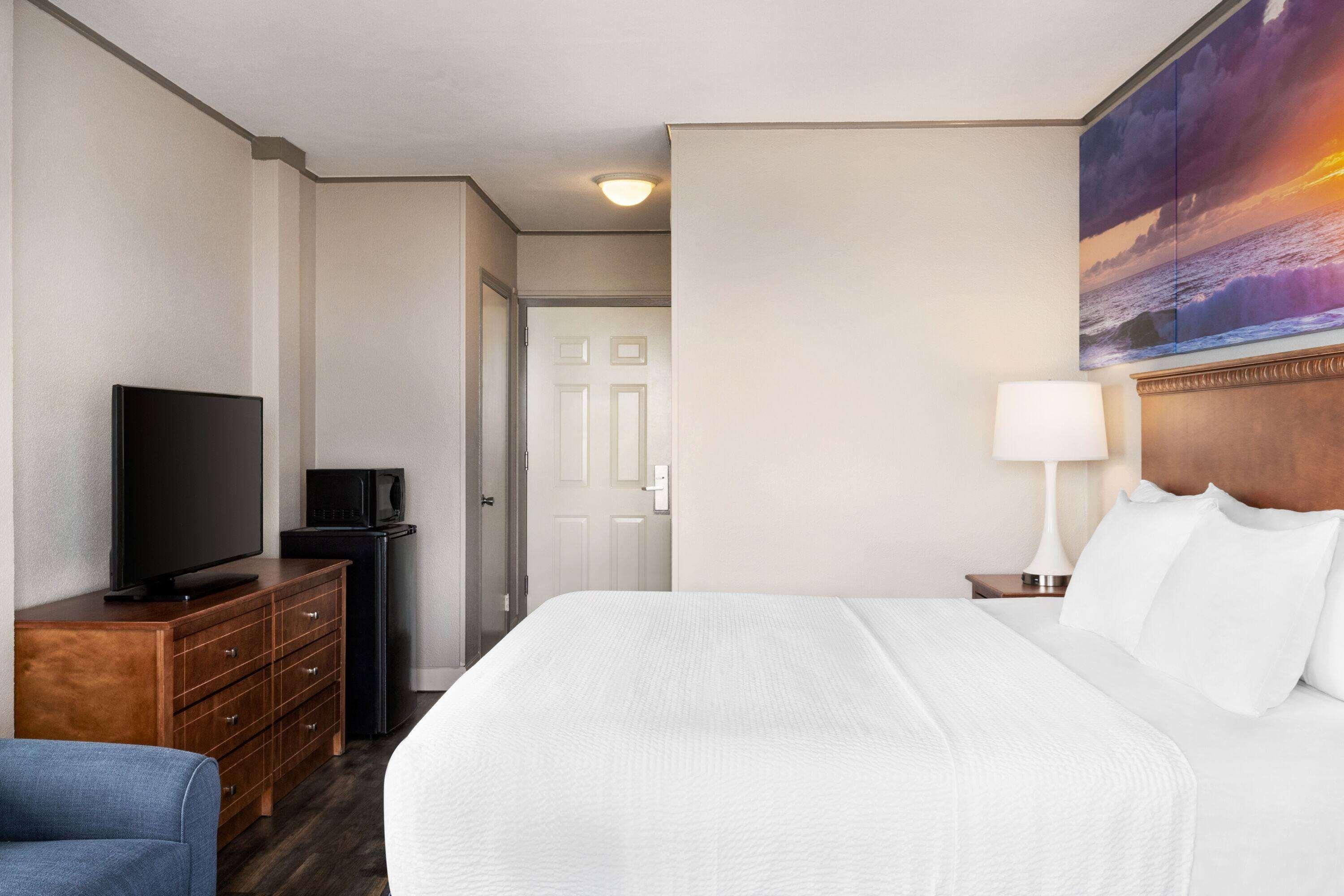 Room, King Bed, Street Side View