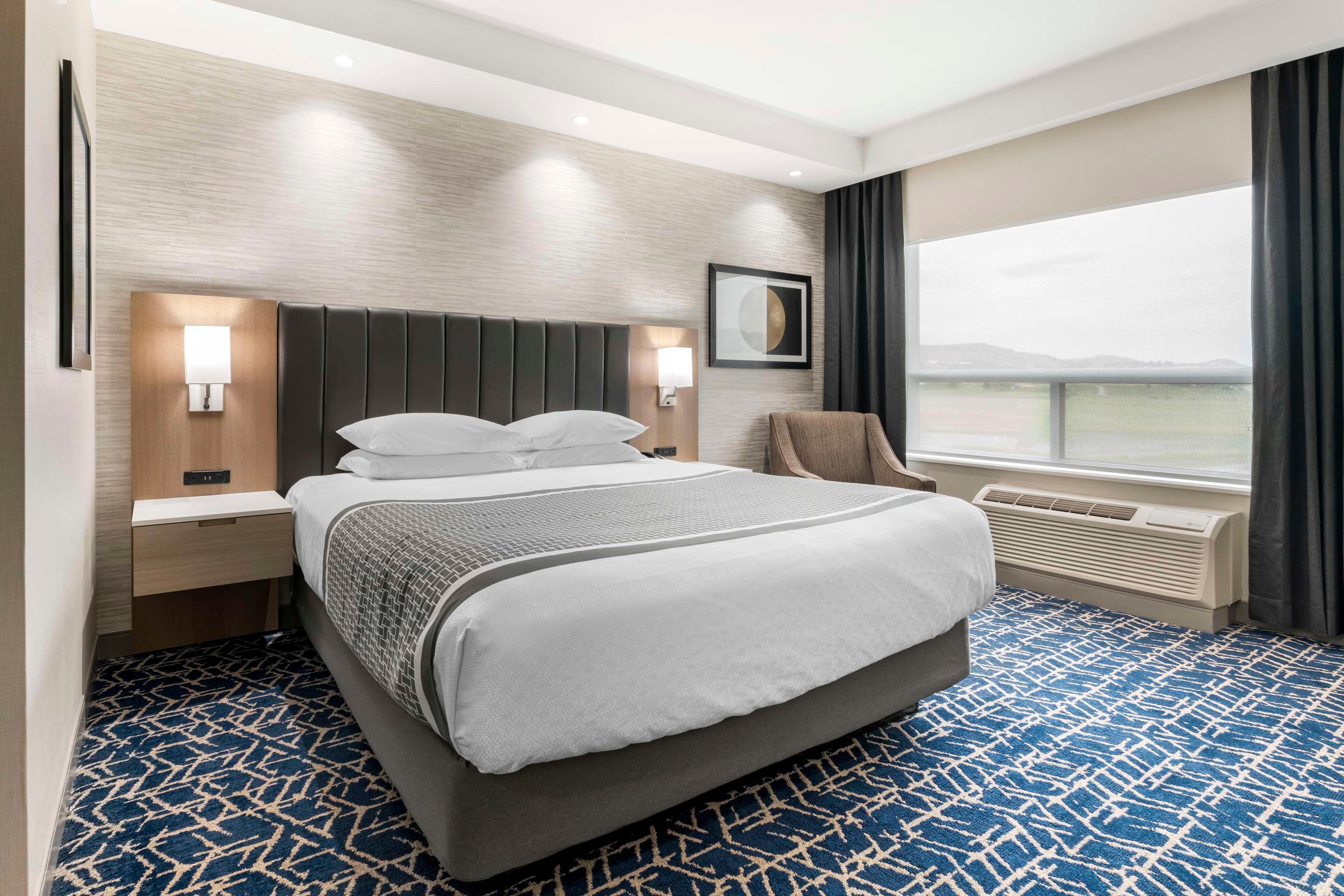 Mini, King Bed, Sofa, Bathtub, Accessible