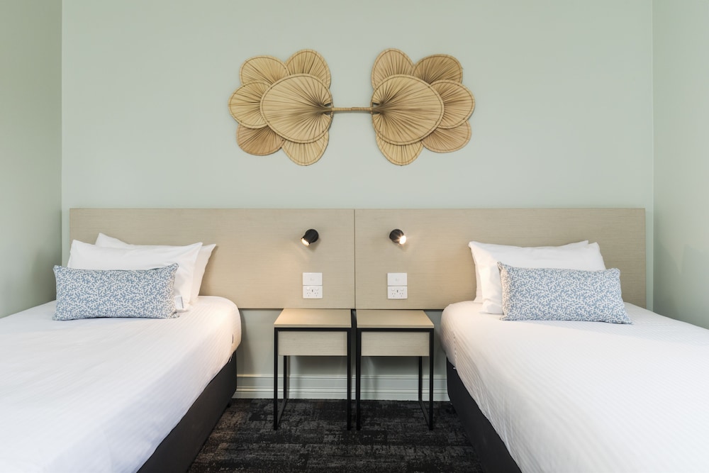ATHERTON HOTEL 24/65