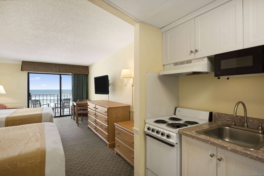 Days Inn by Wyndham Daytona Oceanfront 30/37