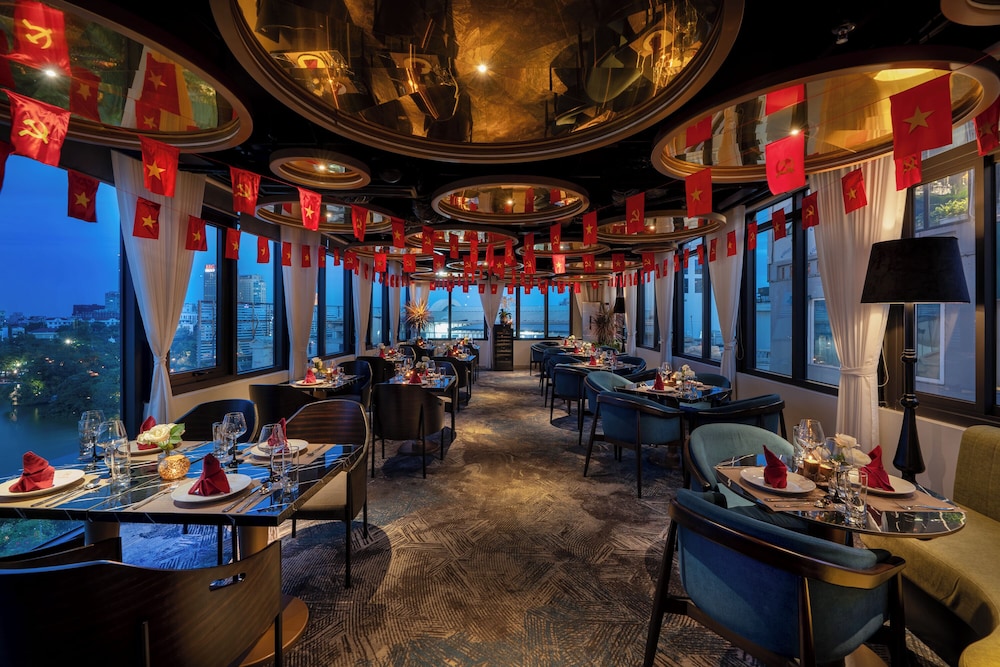 Le Premier Hotel & Rooftop Bar 38/50