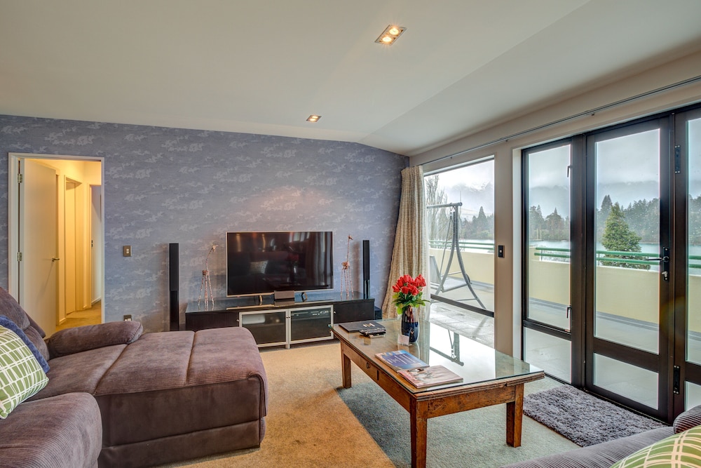 Lakefront Apartments and Lodges 25/49