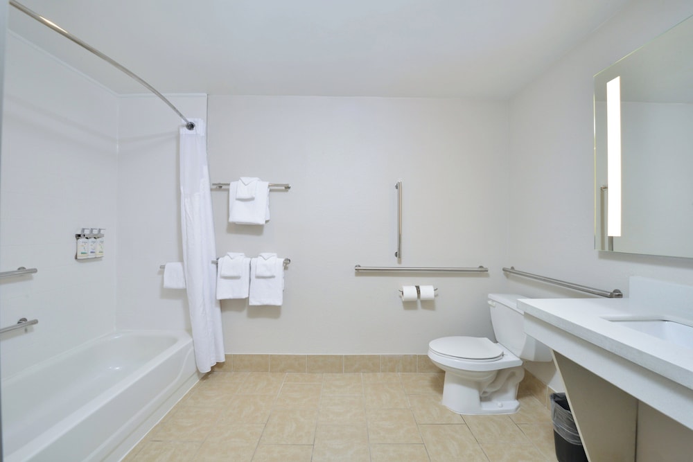 Holiday Inn Express Lewisburg/New Columbia 63/64