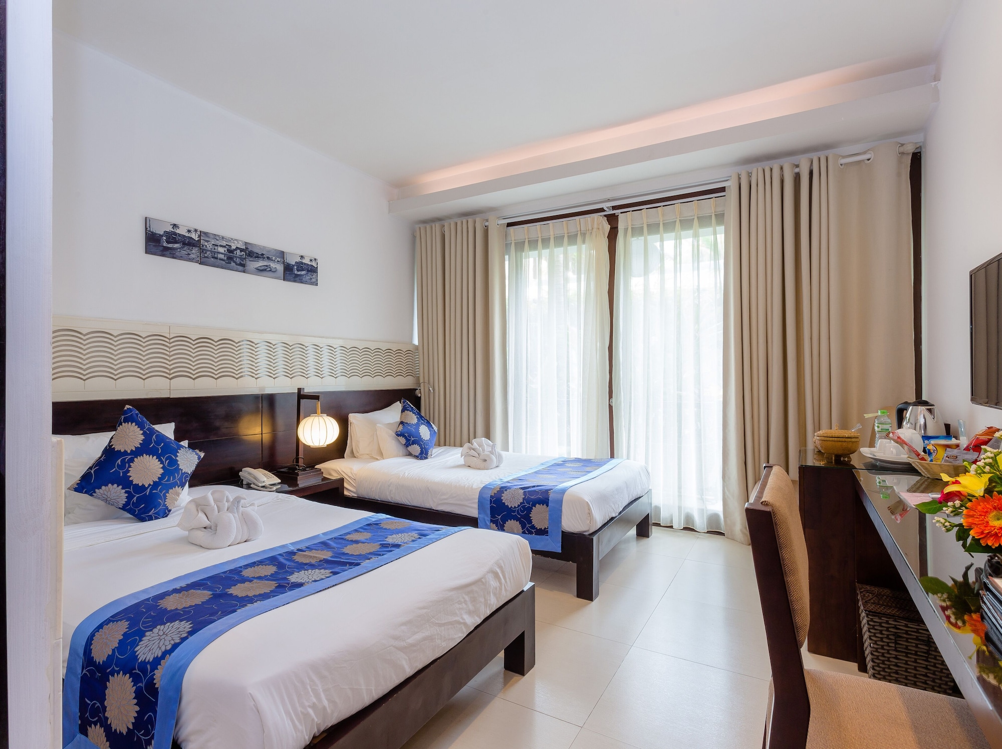 DELUXE, TWIN BEDS, POOL VIEW