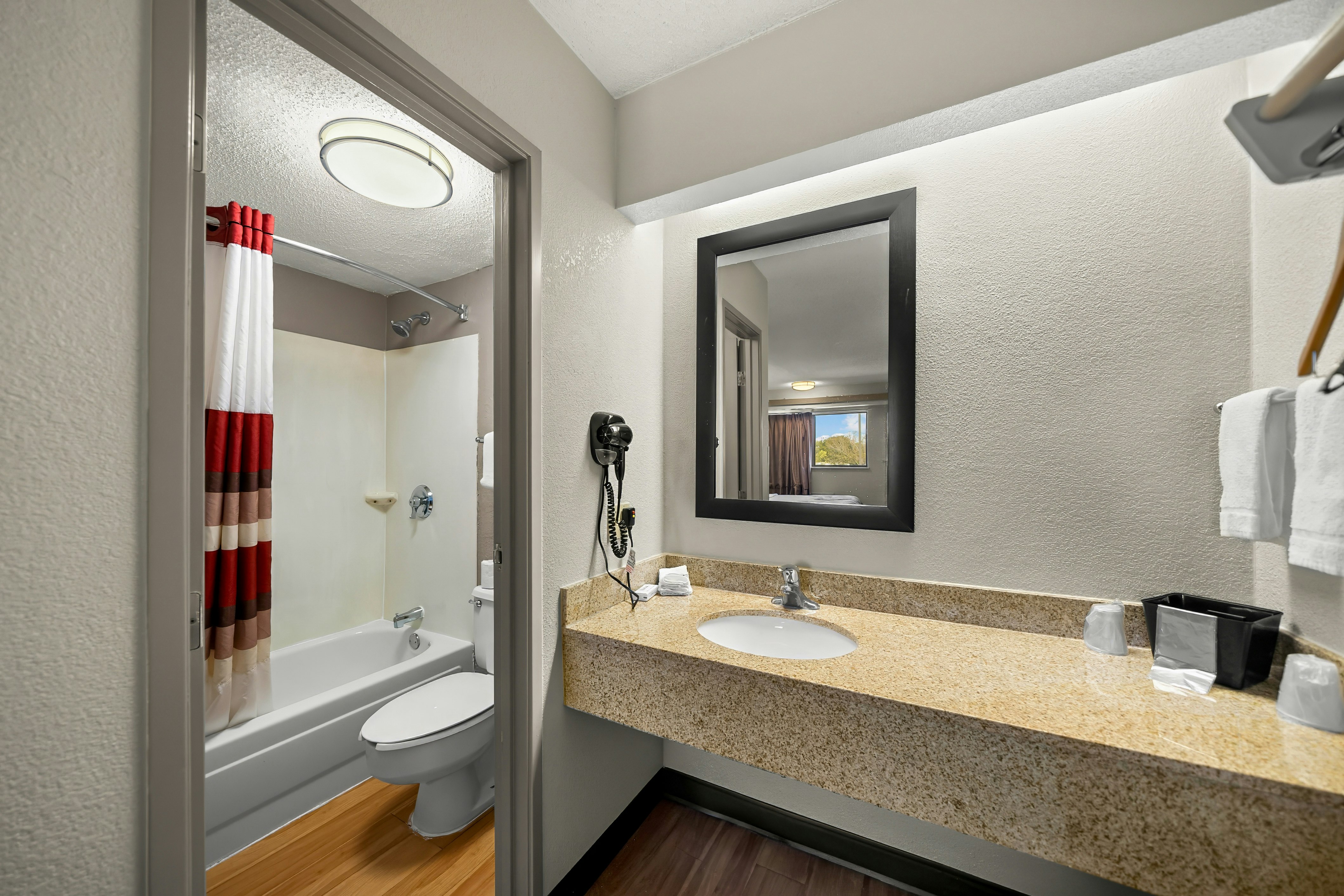Non-Smoking Deluxe 1 King Bed, Micro-Fridge، Red Roof Inn Dallas - DFW Airport North 4/6