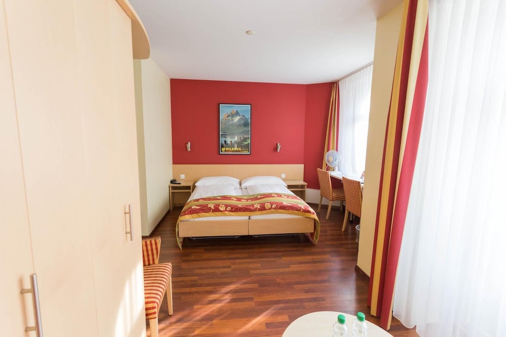 De La Paix Hotel 9/43
