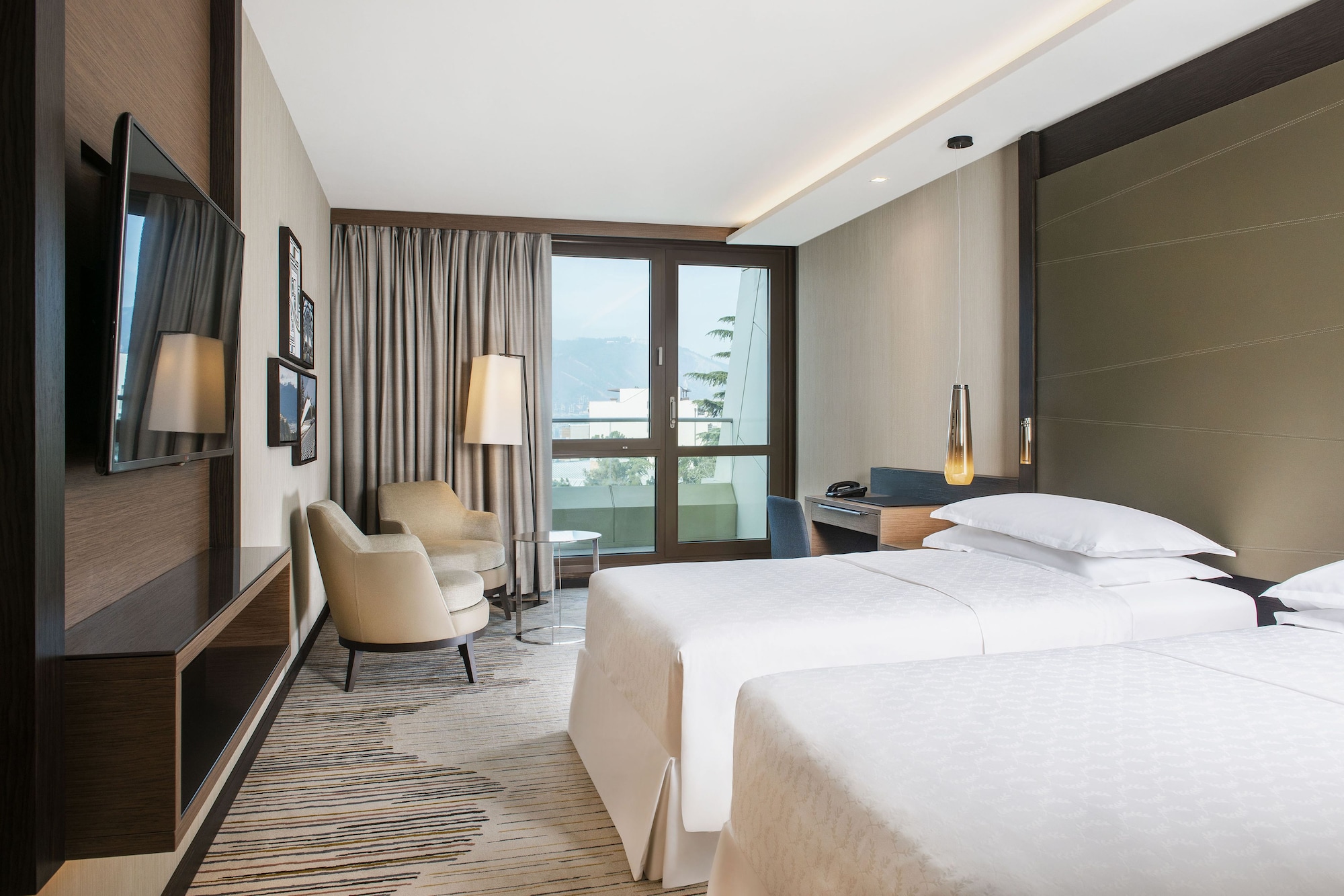 غرفة ديلوكس بسريرين منفصلين بشرفة، Sheraton Grand Tbilisi Metechi Palace 4/10