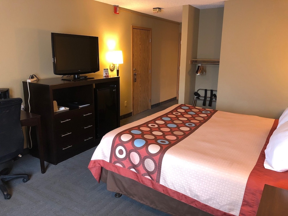 Super 8 by Wyndham LaGrande 16/36