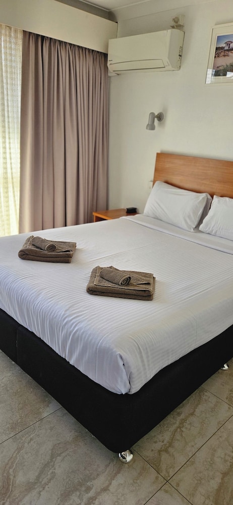 Port O Call Motel 16/54