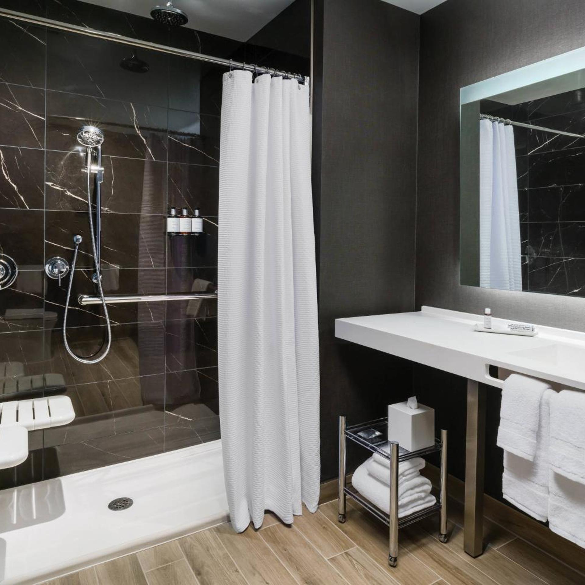 غرفة بسرير كينج بإطلالة على الجبل مع أريكة، AC Hotel Scottsdale North 10/10