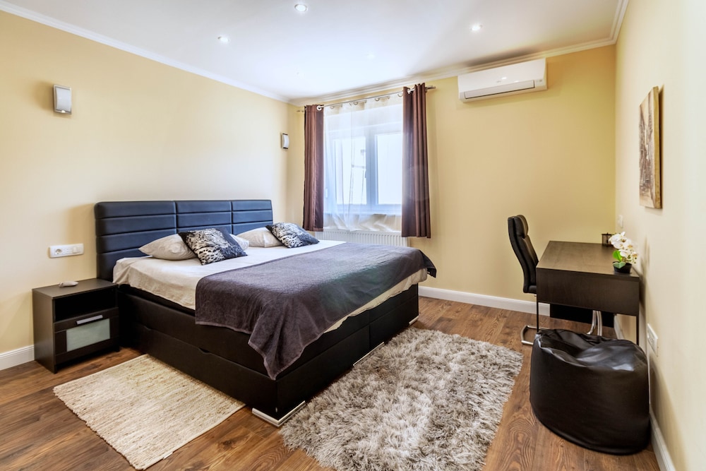 DELUXE, APARTMENT, BALCONY