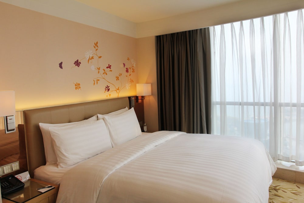 DELUXE, KING BED