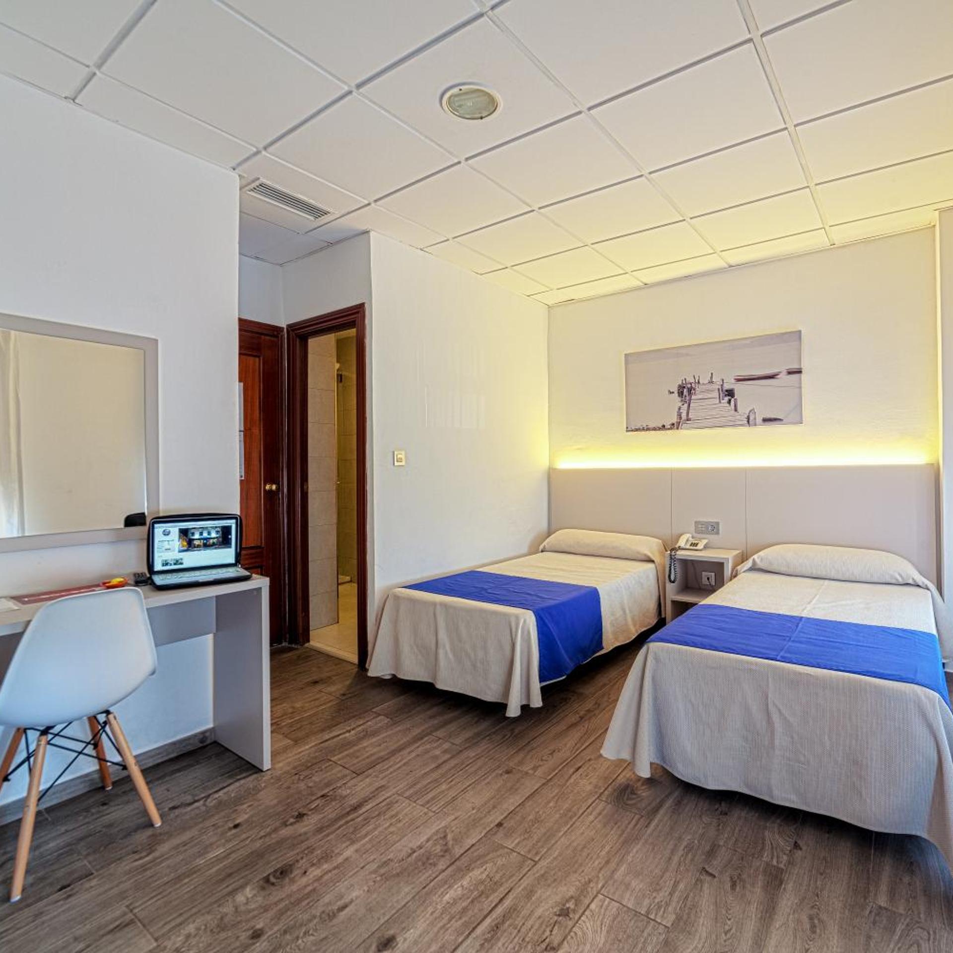 ROOM, DOUBLE OR TWIN BED