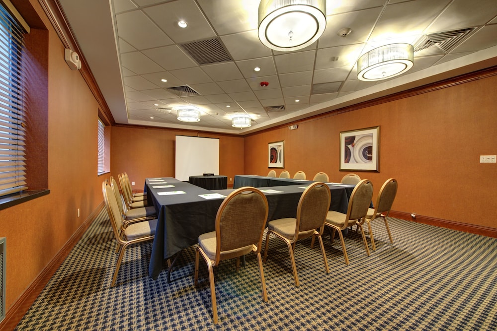 Holiday Inn Plainview-Long Island 59/79