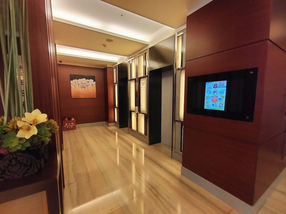 Urban Hotel 33 4/69