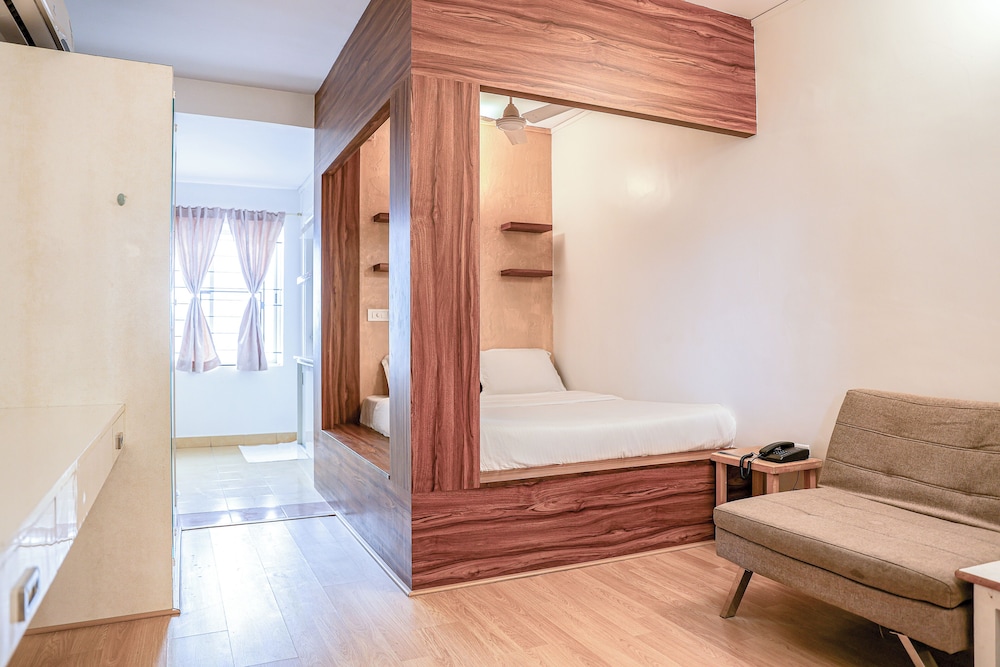 Studio, Queen Bed 2/6