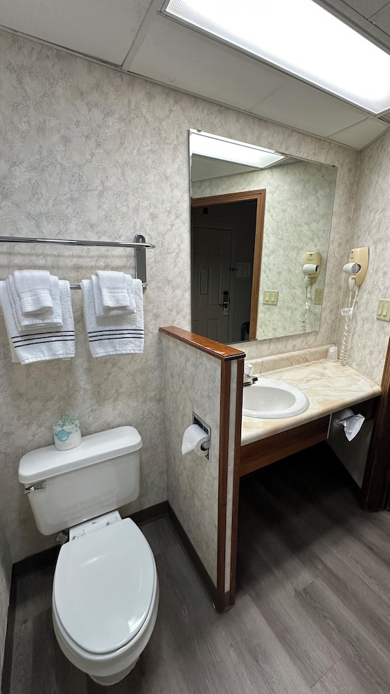 Presque Isle Inn and Convention Center 46/48