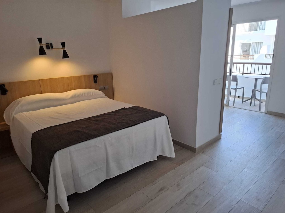 STUDIO, QUEEN BED