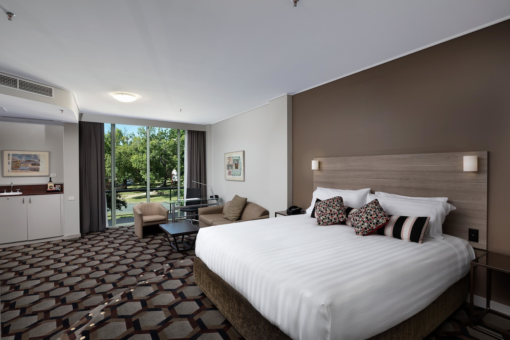 EXECUTIVE, SUITE, KING BED