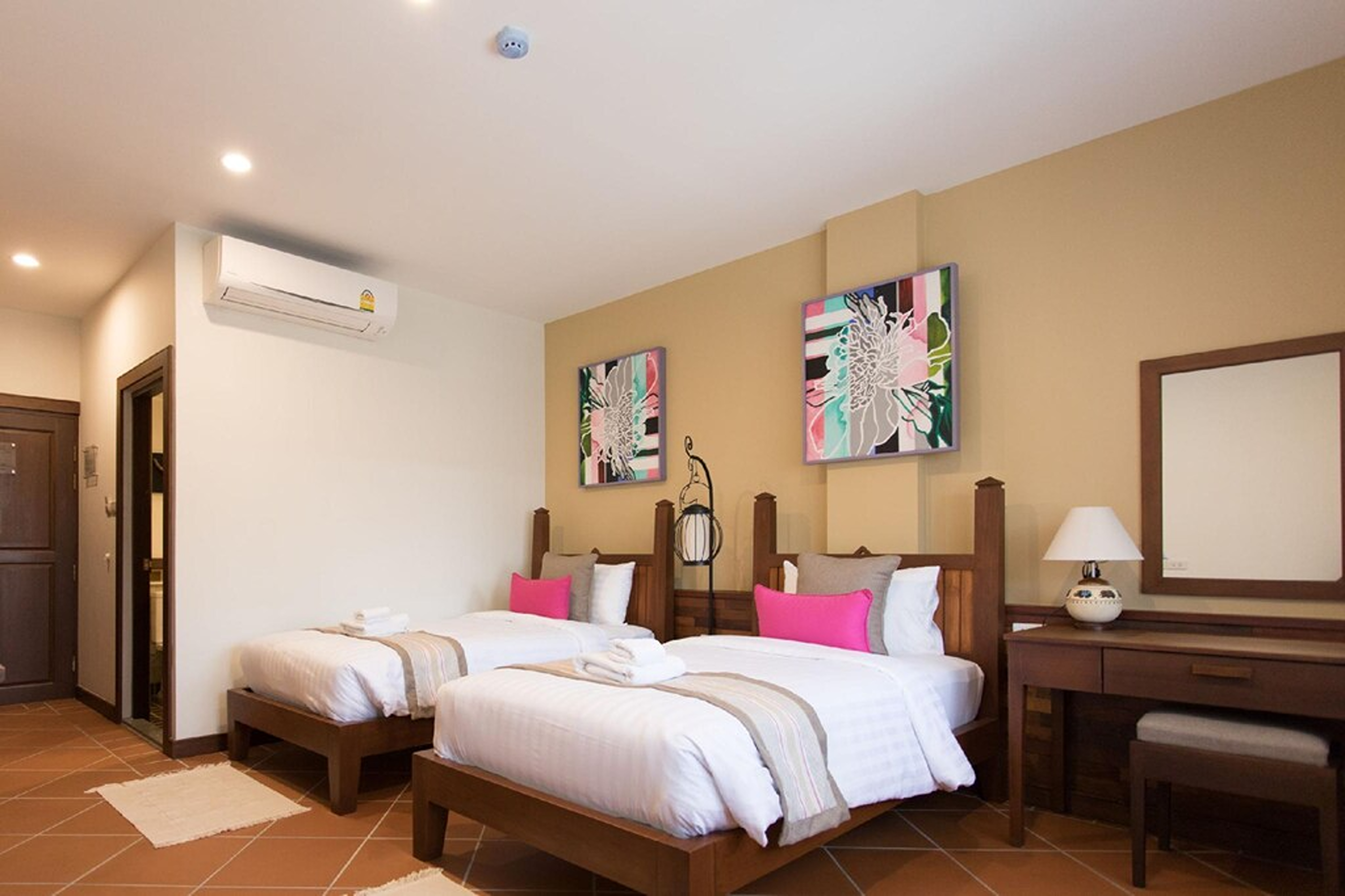 Standard, Twin Beds, Street View