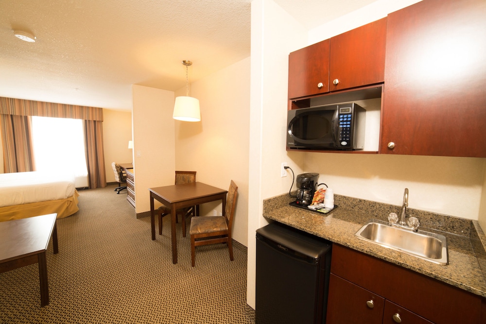 Holiday Inn Express Suites Slave Lake 48/69