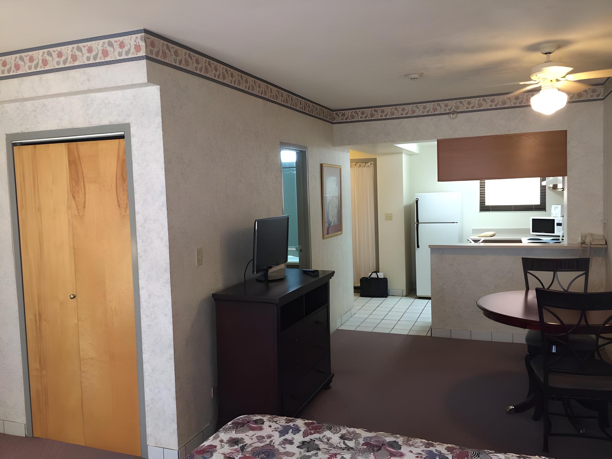 Guam Airport Hotel 23/33