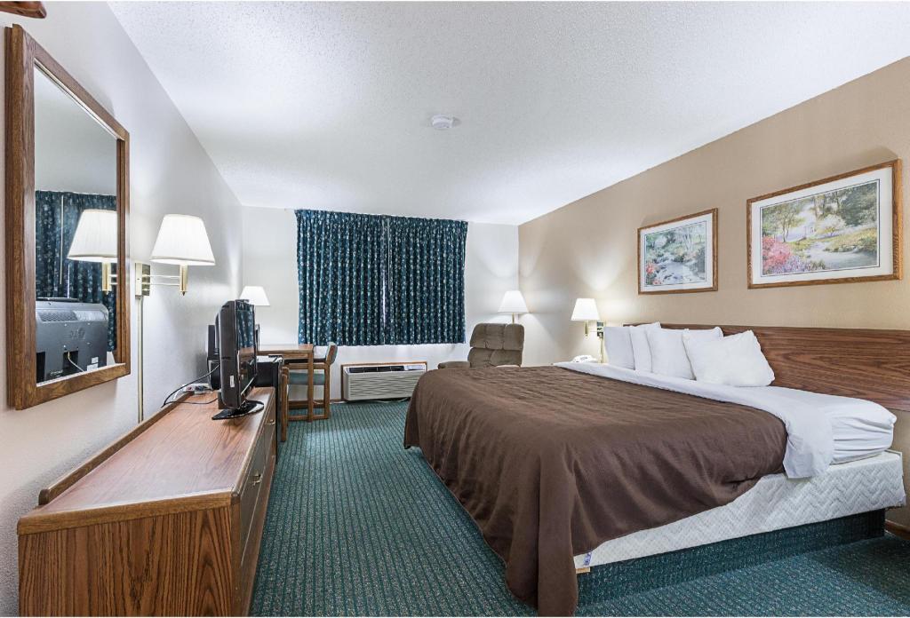 1 King Bed - Suite, Nsmk, Micfridge, Sofa-Bed