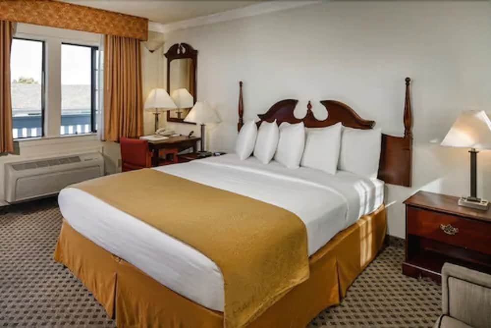 Arbor Inn Monterey 26/33