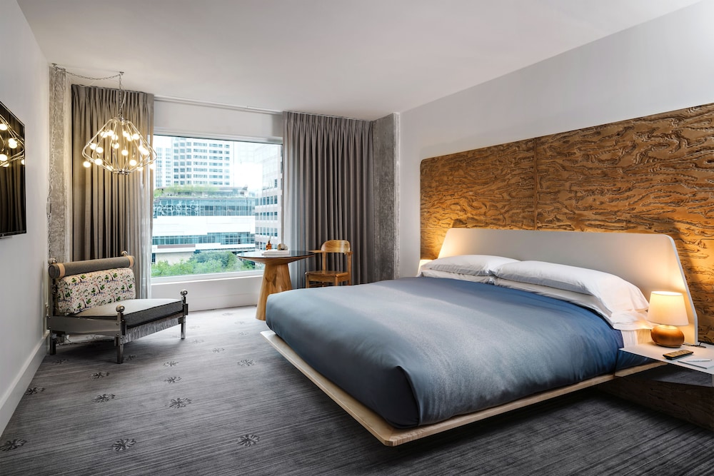 SUITE, KING BED, ACCESSIBLE