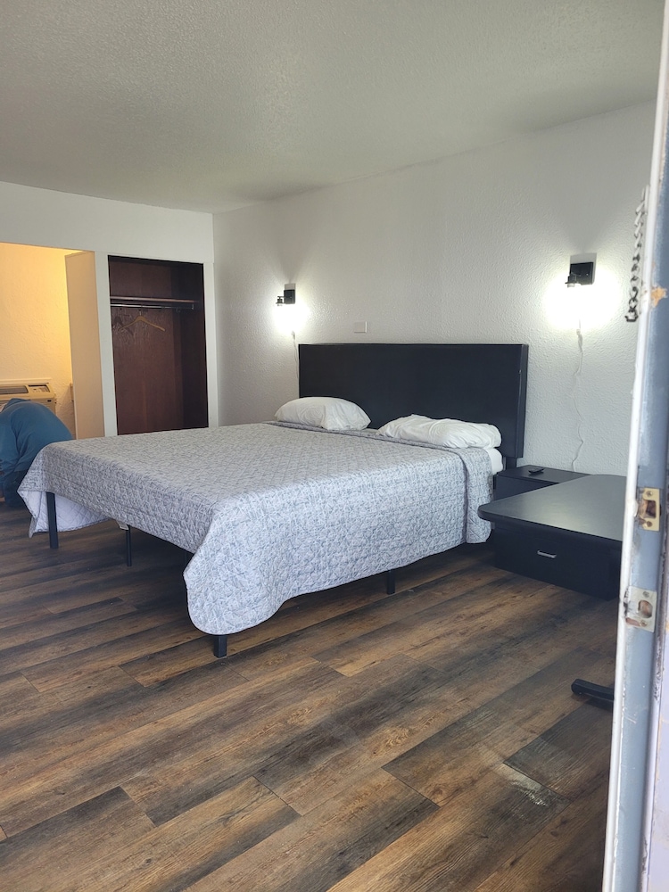 T-59 Motel Thief River Falls 13/34