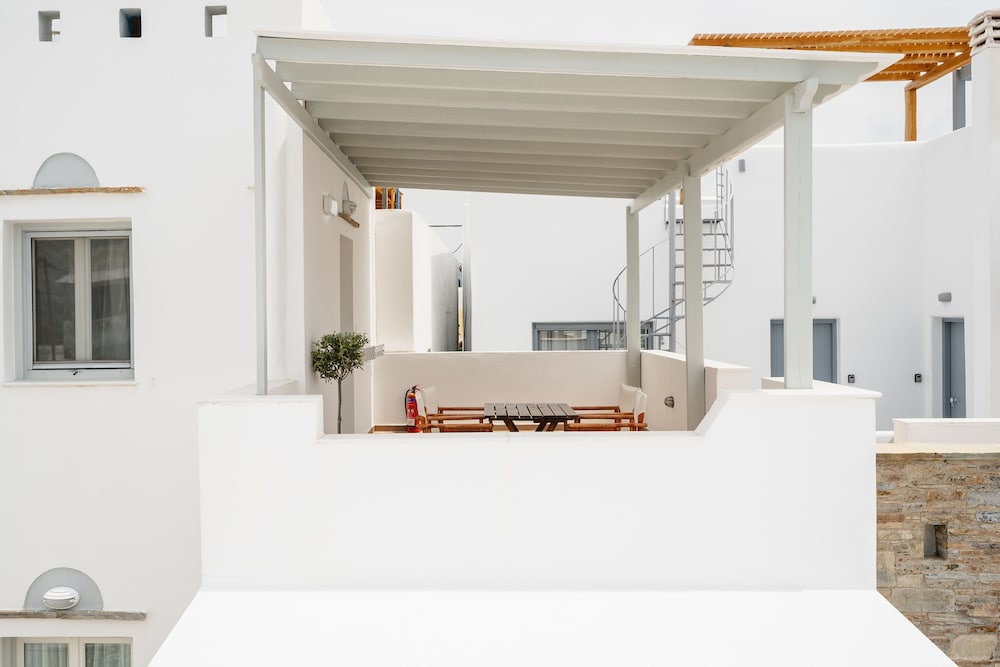 Erato Inn 7/50