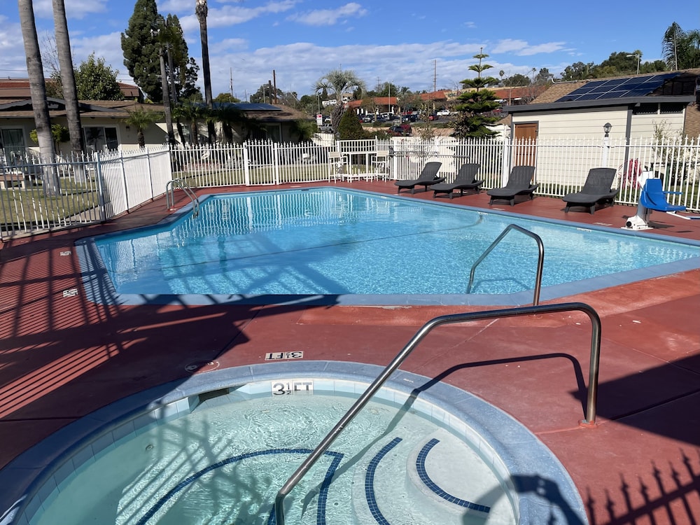 Fallbrook Country Inn 38/65