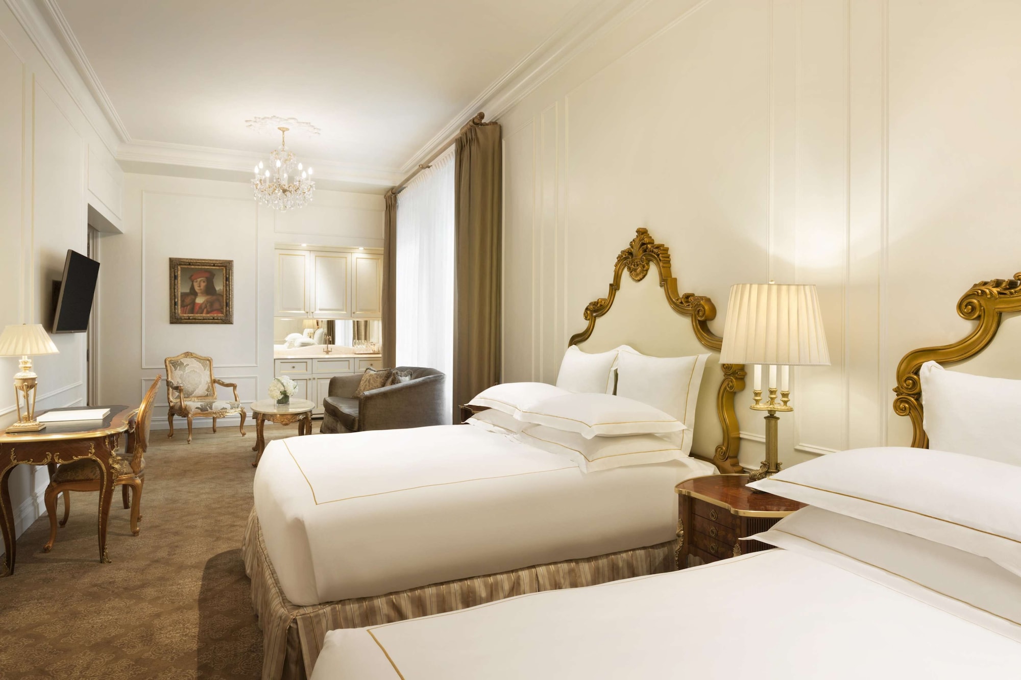 GRAND, LUXURY, FAMILY, 2 QUEEN BEDS