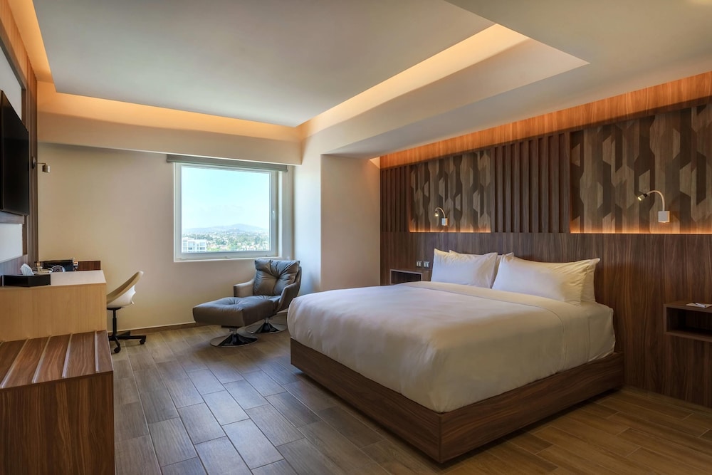 STANDARD, KING BED, BALCONY