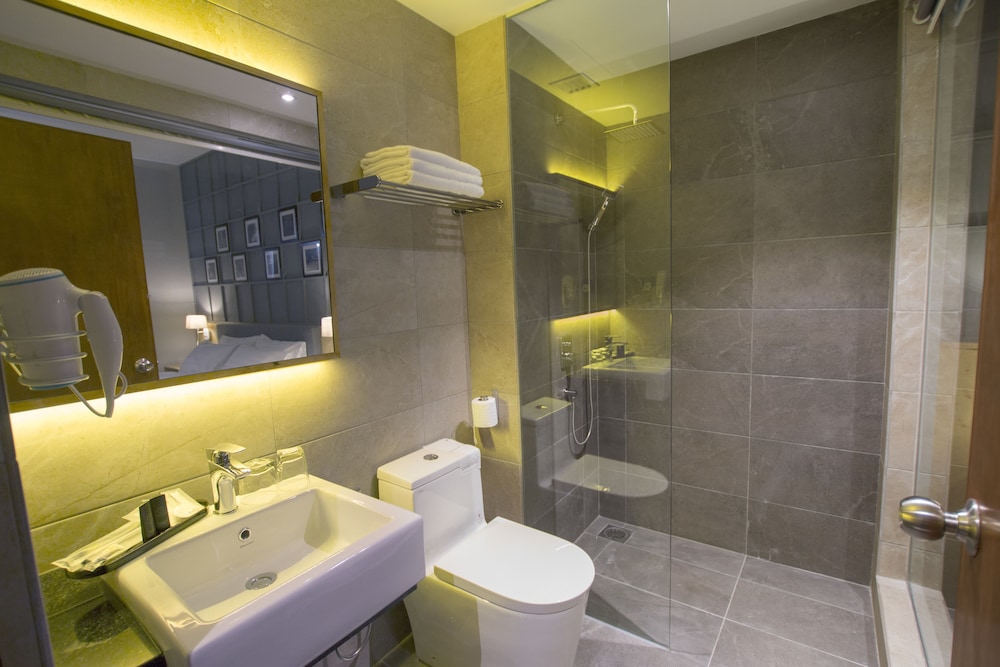 Redpine Boutique Hotel 37/38