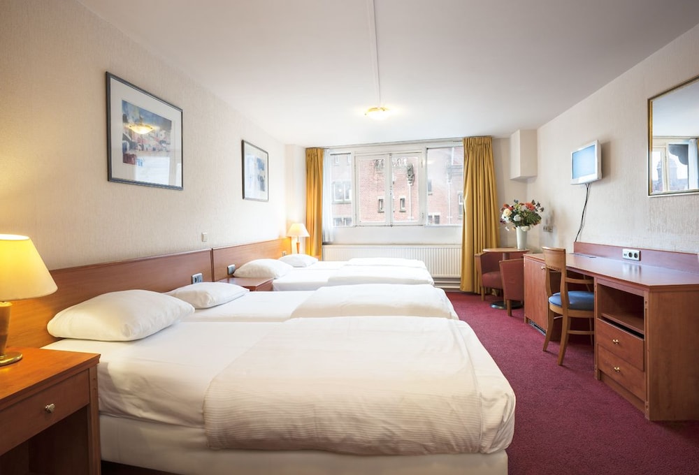 ROOM, QUADRUPLE