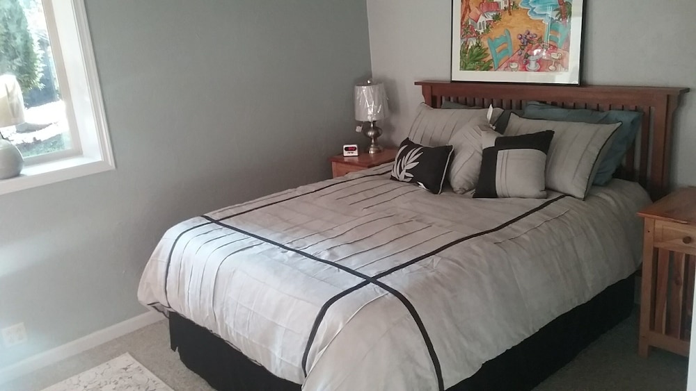 MapleRidge House: A BnB For All Seasons 8/50